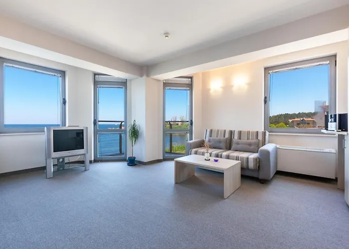 Neven מלון אקהטופול