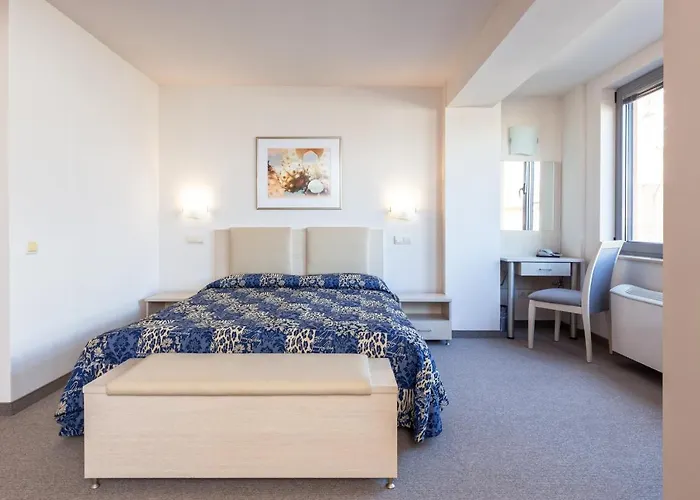 Neven מלון אקהטופול