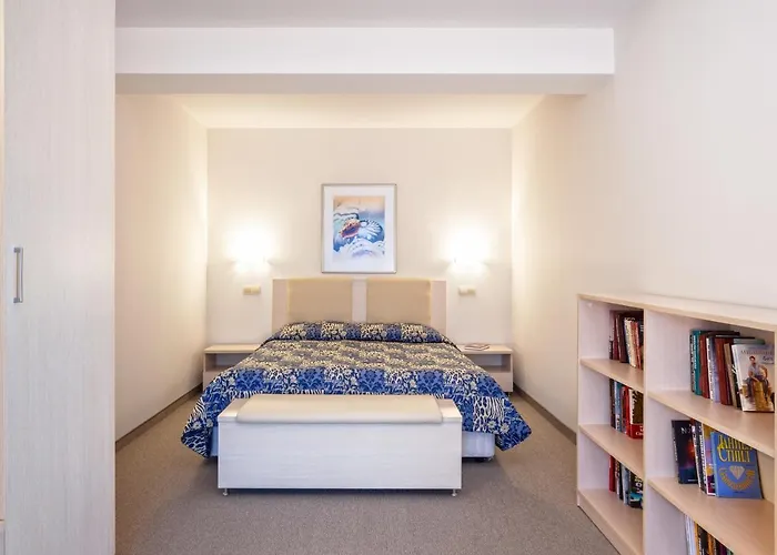 Neven אקהטופול